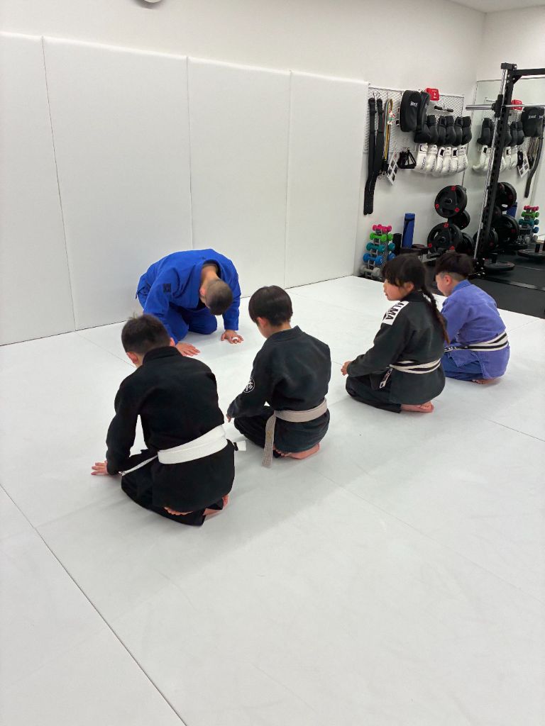 JOYNTキッズクラス 礼をする子どもたち